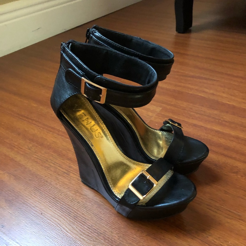 Platform wedges - Black and Gold
